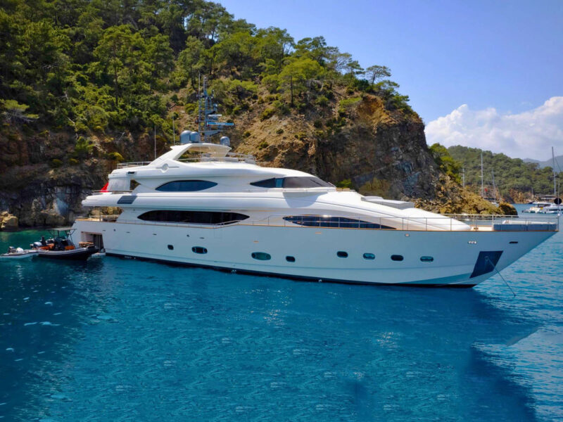 Ariela starboard side view