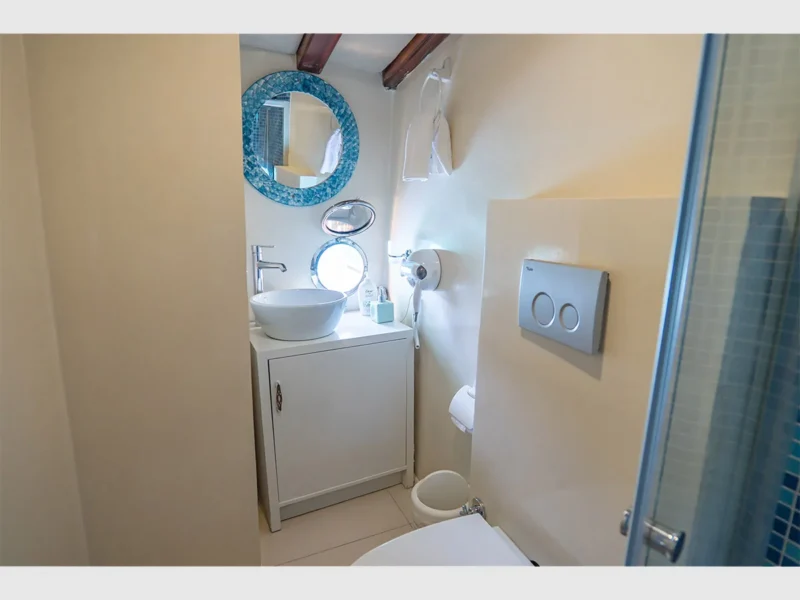Ametist A gulet interior aft port double cabin bathroom