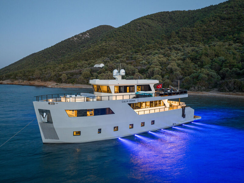 calm down motor yacht charter