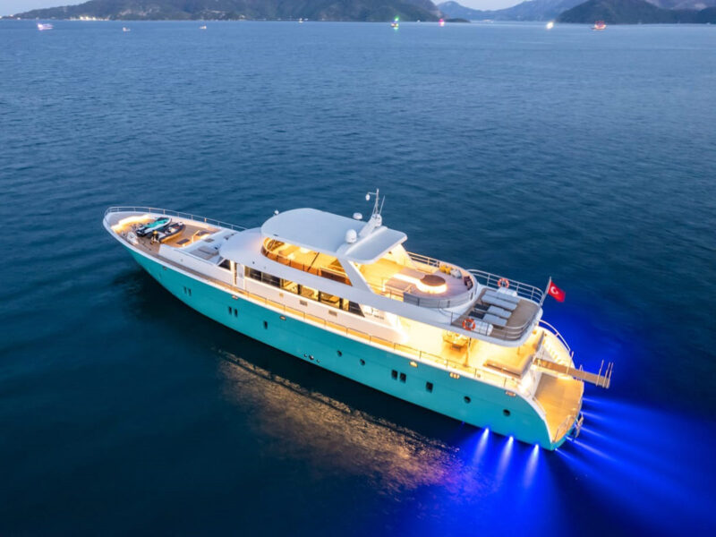 yacht deep water charter