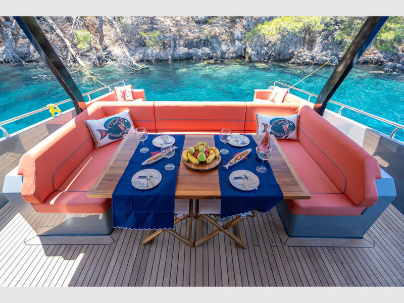 Gottiri yacht outdoor aft deck dining table close-up