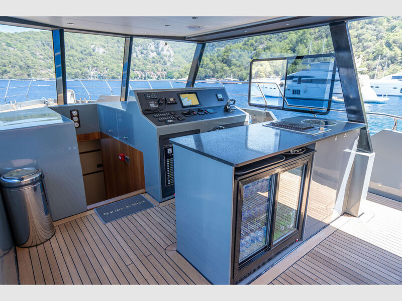 Gottiri yacht outdoor wheel house and bar