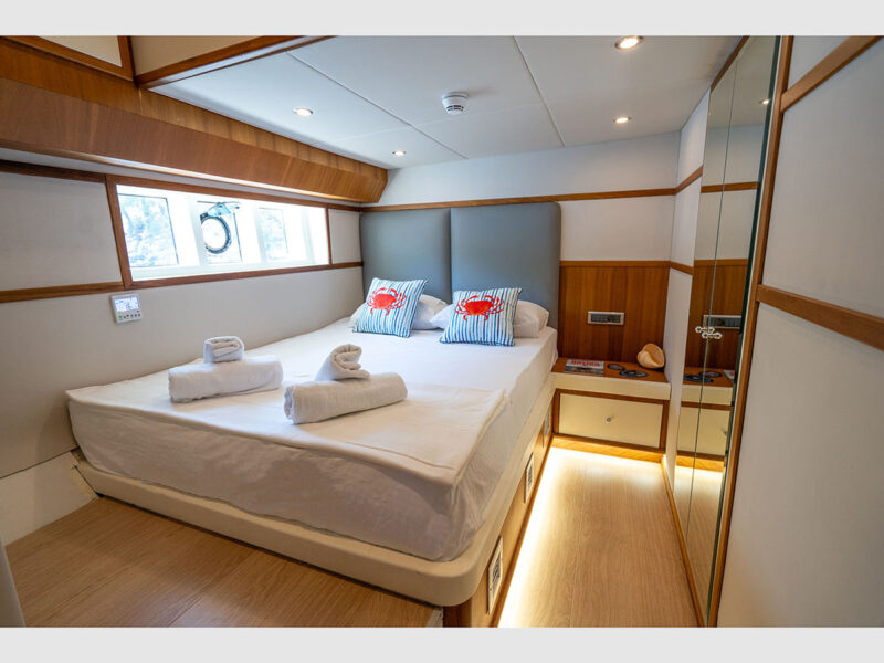 Gottiri yacht interior double cabin wide angle