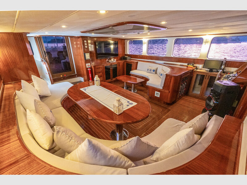 Luce Del Mare interior saloon