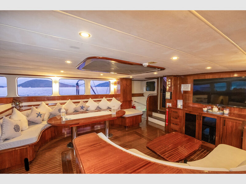 Luce Del Mare interior saloon