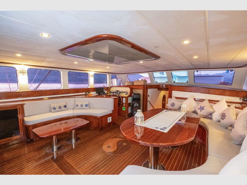 Luce Del Mare interior saloon