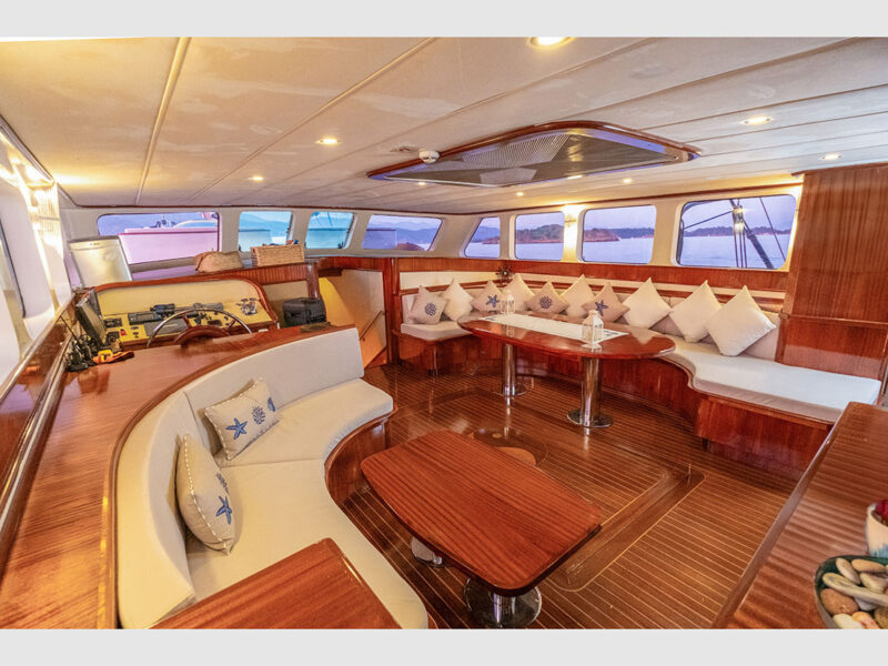 Luce Del Mare interior saloon