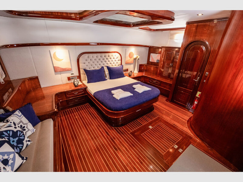 Luce Del Mare interior master cabin