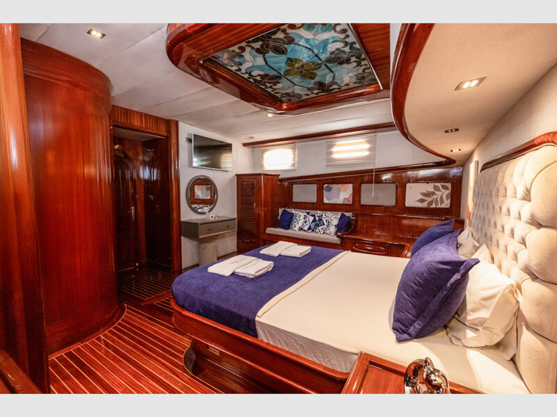 Luce Del Mare interior master cabin