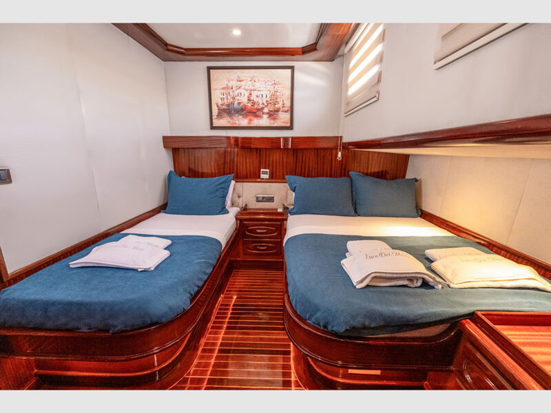 Luce Del Mare interior triple cabin