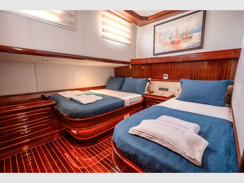 Luce Del Mare interior triple cabin