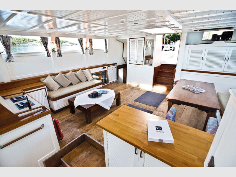 Maske-2 charter gulet interior saloon