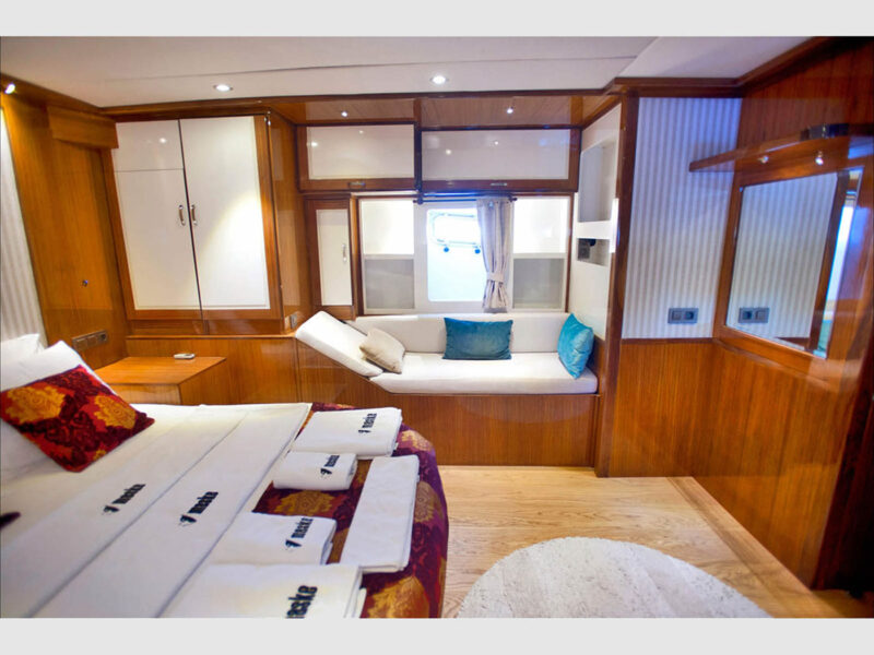 Maske-2 charter gulet interior fore master cabin Akasya