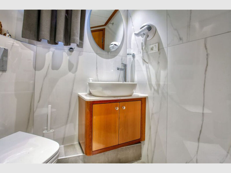 Maya charter gulet interior aft master cabin bathroom