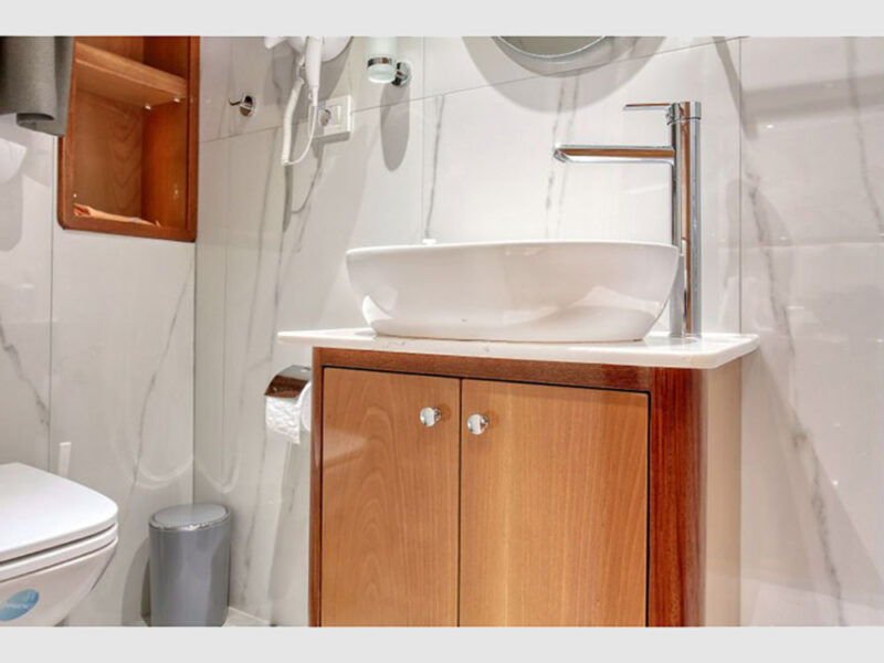 Maya charter gulet interior twin cabin bathroom