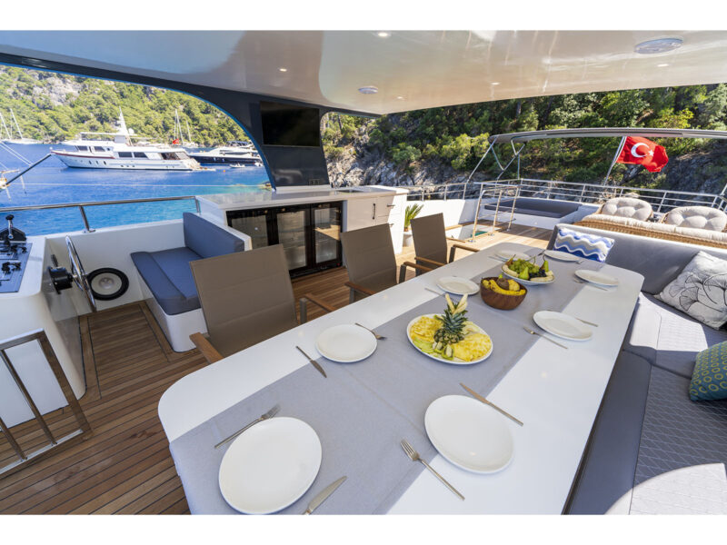Trawler Oggusto outdoor upper deck flybridge dining table