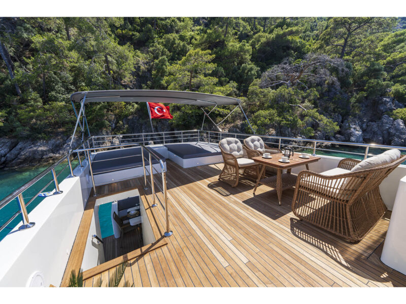 Trawler Oggusto outdoor upper deck flybridge