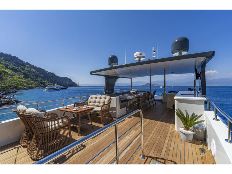 Trawler Oggusto outdoor upper deck flybridge