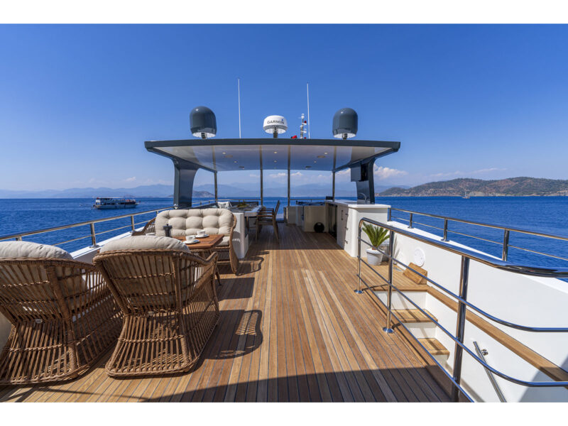 Trawler Oggusto outdoor upper deck flybridge