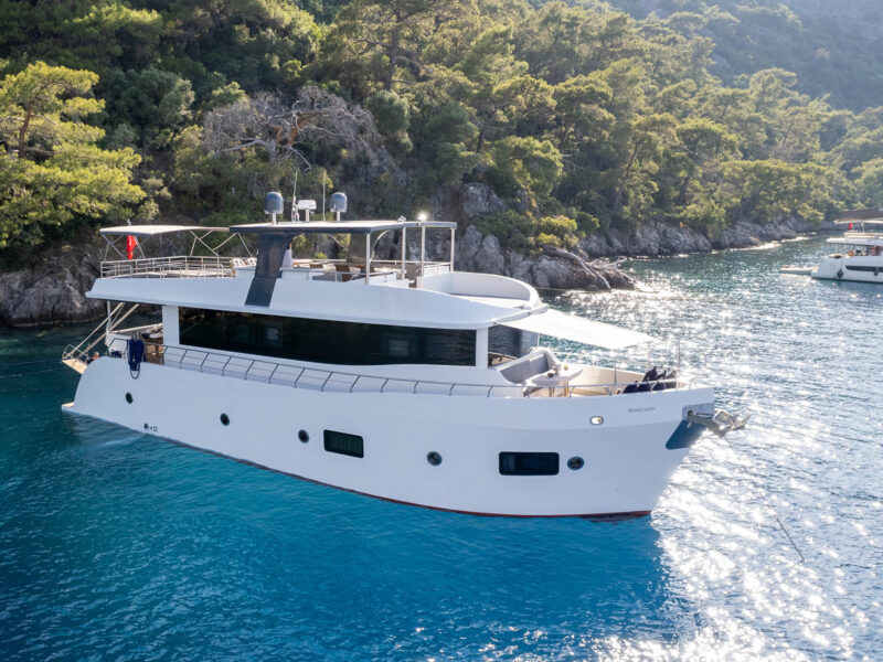 Charter Trawler Oggusto at anchor