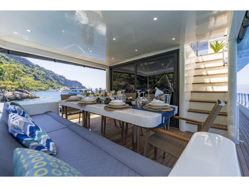 Trawler Oggusto aft deck dining table