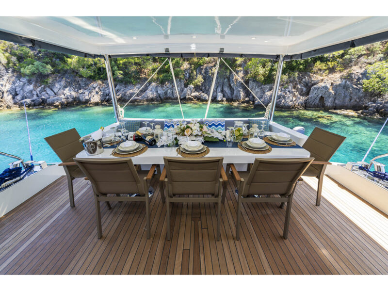 Trawler Oggusto aft deck dining table