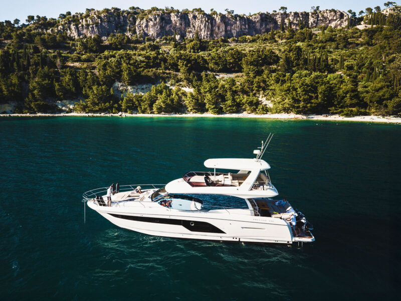 Prestige 590 Shaft motor yacht