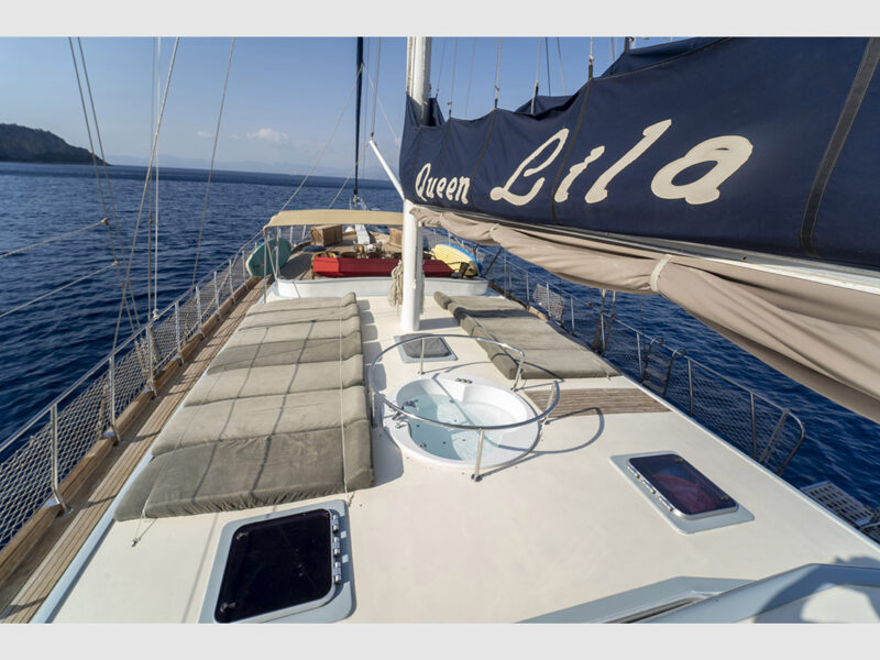 Queen Lila Gulet outdoor foredeck jacuzzi and sunbeds
