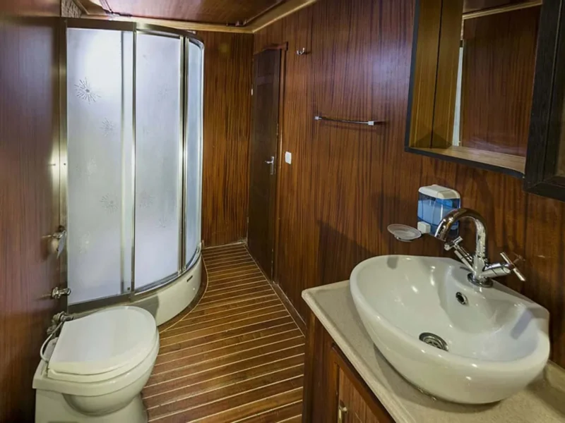 S Nur Taylan gulet interior bathroom