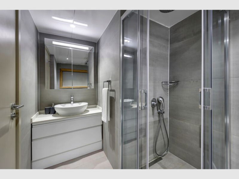 Tanway Trawler interior bathroom