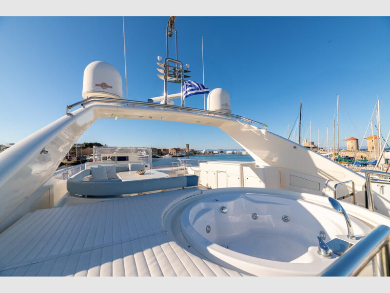 Lady Natasa Ferretti 830 outdoor upper deck (flybridge) jacuzzi