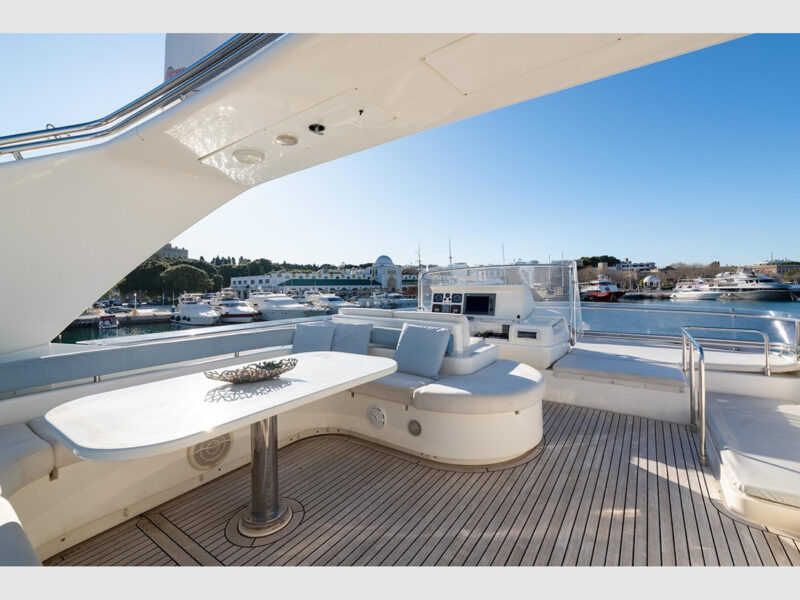 Lady Natasa Ferretti 830 outdoor upper deck (flybridge)