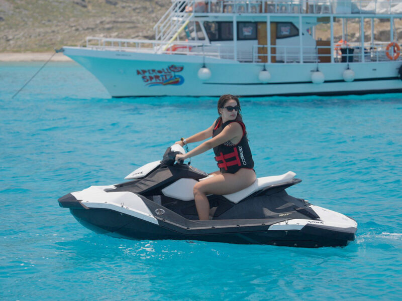 Lady Natasa Ferretti 830 water toy jetski