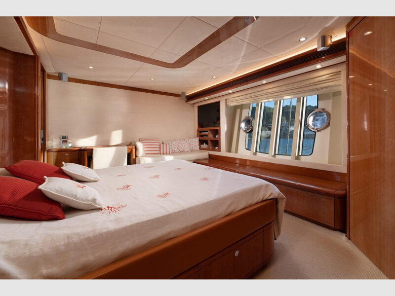 Lady Natasa Ferretti 830 interior master cabin