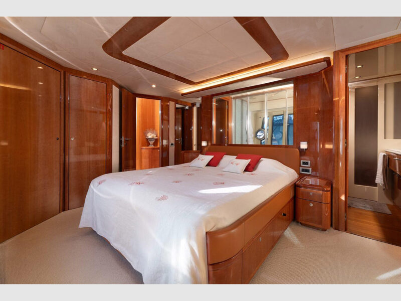 Lady Natasa Ferretti 830 interior master cabin