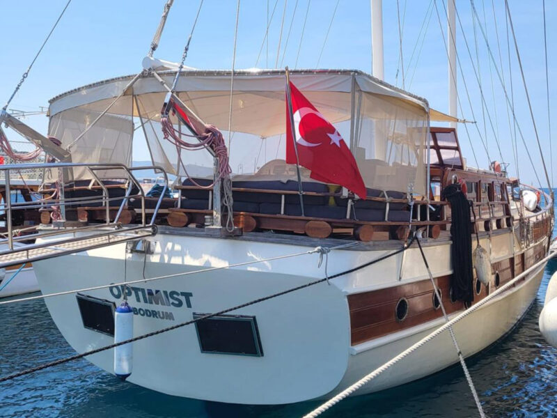 gulet optimist aft view