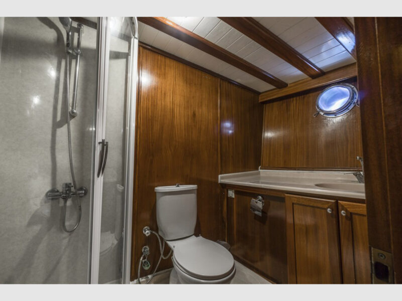 gulet optimist aft master cabin bathroom