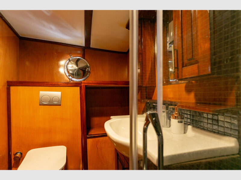 Sarayli-1 gulet interior aft master cabin bathroom