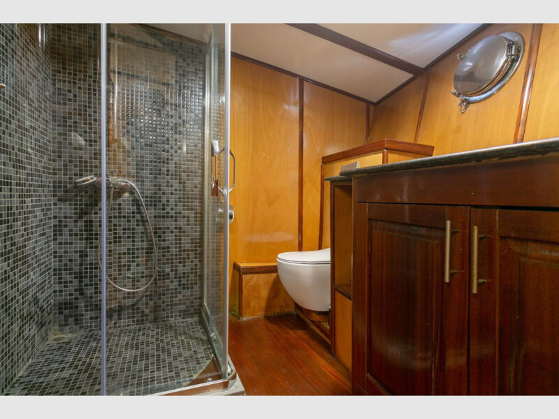 Sarayli-1 gulet interior bow VIP cabin bathroom