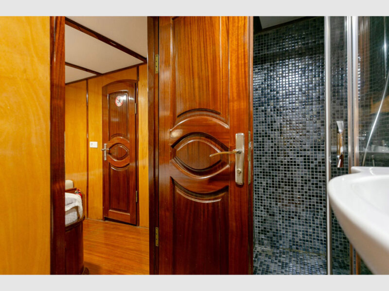 Sarayli-1 gulet double cabin bathroom