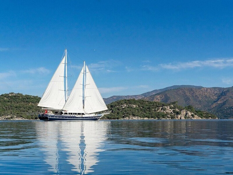 Water-level shot sarayli-1 gulet while sailing from distance