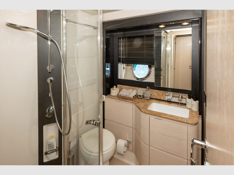 Sea Ya Azimut 66 Interior Fore VIP Cabin bathroom