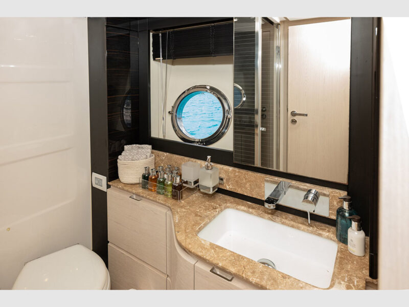 Sea Ya Azimut 66 Interior Twin Cabin Bathroom