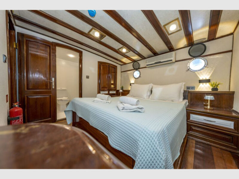 Holiday 10 charter gulet interior double cabin