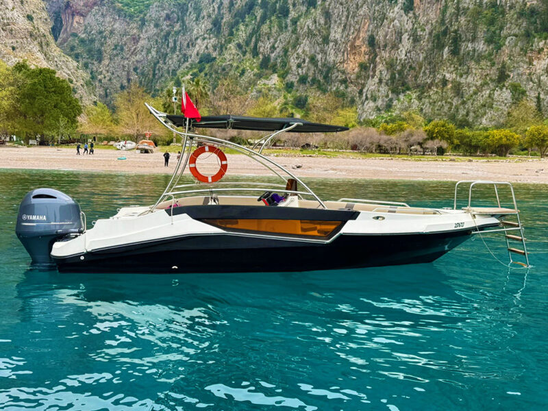 Oludeniz speed boat trip with female captain