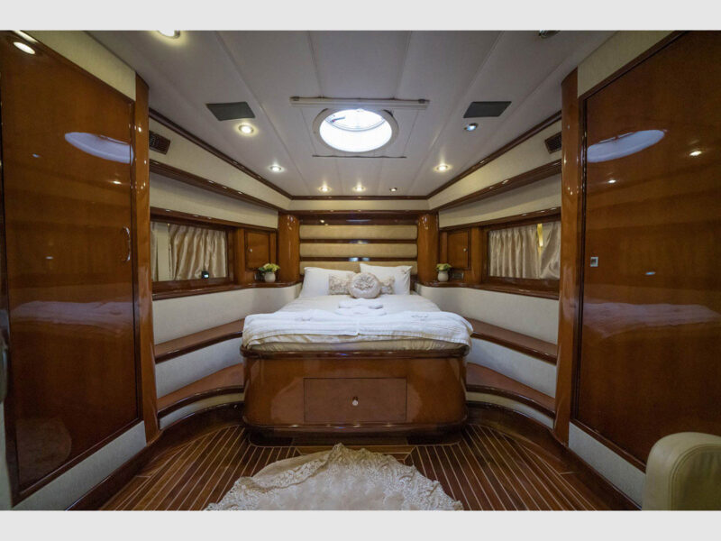 Viva Lola charter yacht interior VIP cabin