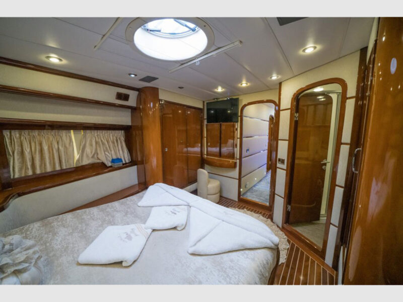 Viva Lola charter yacht interior VIP cabin