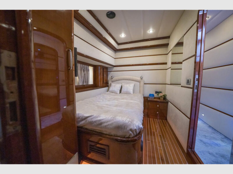 Viva Lola charter yacht interior double cabin