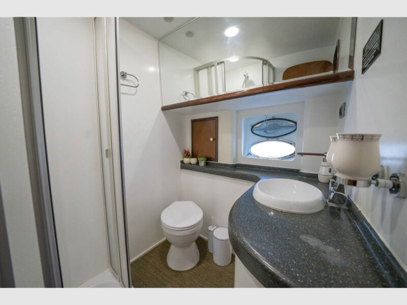 Viva Lola charter yacht interior double cabin bathroom