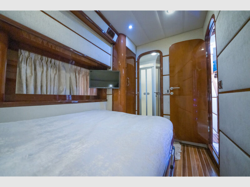Viva Lola charter yacht interior double cabin